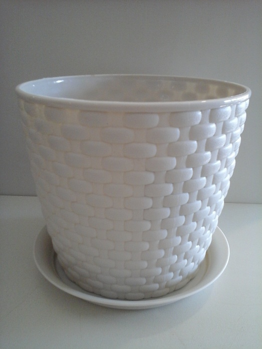 картинка Кашпо Ротанг 15,5 белый М3081 (М пласт)  магазин Одежда+ являющийся официальным дистрибьютором в России 