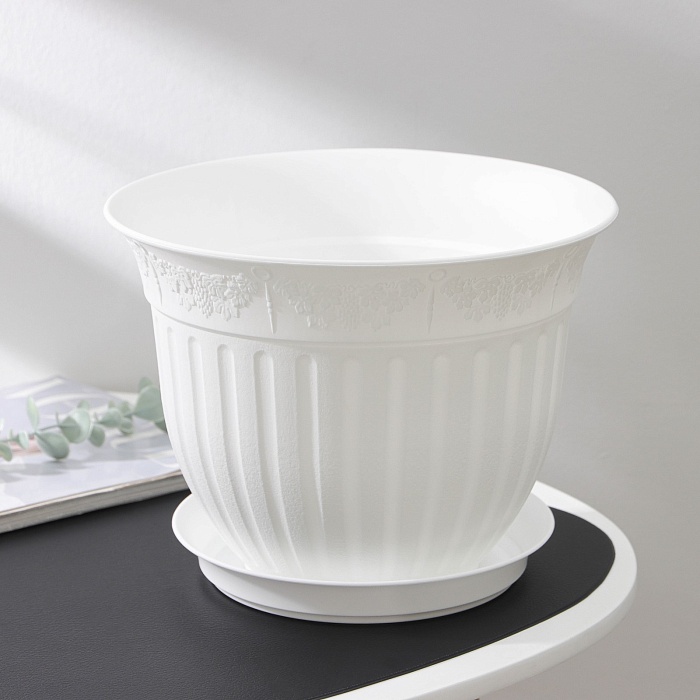 картинка Кашпо Виноград 26 с/п 4л белый (Техпласт) магазин Одежда+ являющийся официальным дистрибьютором в России 