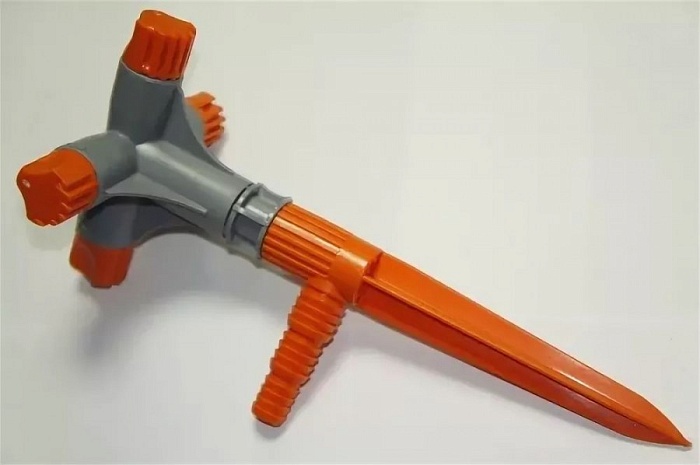 картинка Дождеватель (разбрызгиватель) 4-х лучевой на пике, круговой пластик 21х15х14 682469 магазин Одежда+ являющийся официальным дистрибьютором в России 